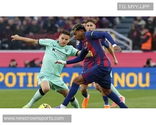 巴萨重返诺坎普进行公开训练球员教练齐聚合影留念展现团队精神