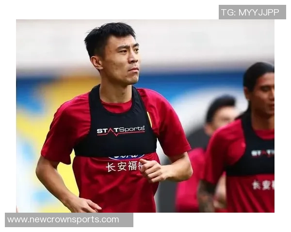 郑铮惊艳吊门击中横梁门将无奈目送球飞过 郑铮惊艳吊门击中横梁门将无奈目送球飞过